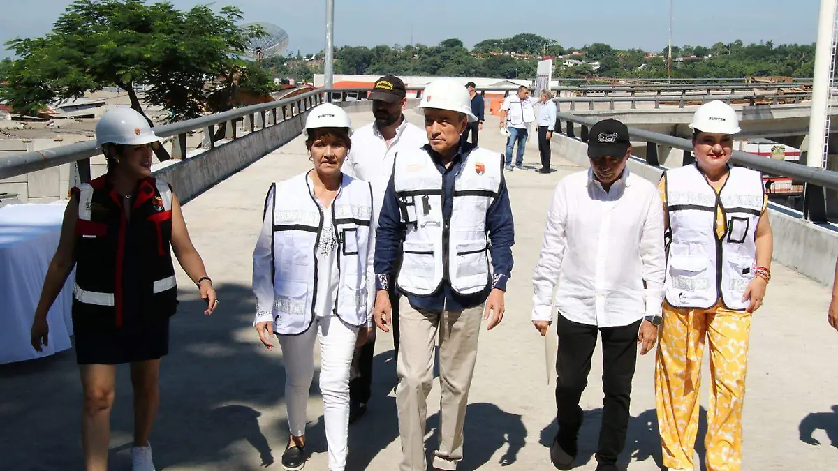 Rutilio Escandón en obra de paso a desnivel